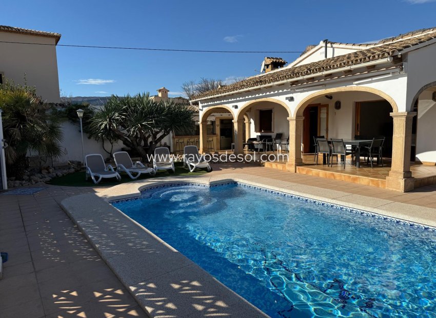 Resale - Villa - Calpe