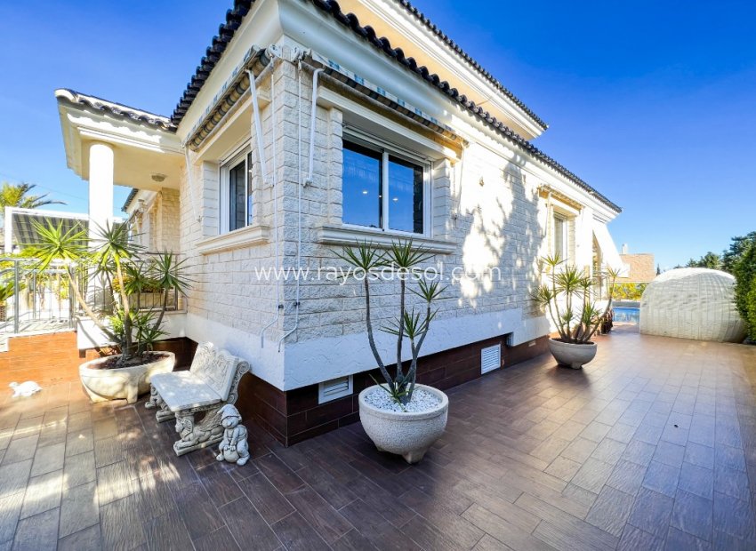 Resale - Villa - Torrevieja - La Mata