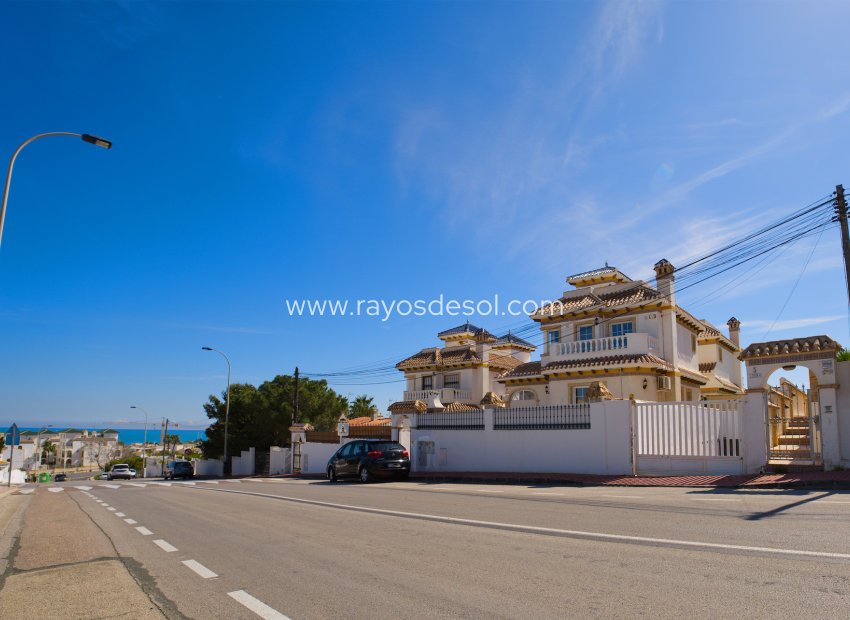 Resale - Villa - Torrevieja