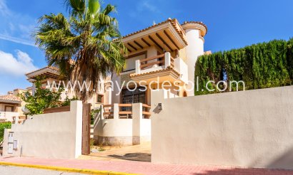 Villa - Wiederverkauf - Orihuela Costa - CB-42540